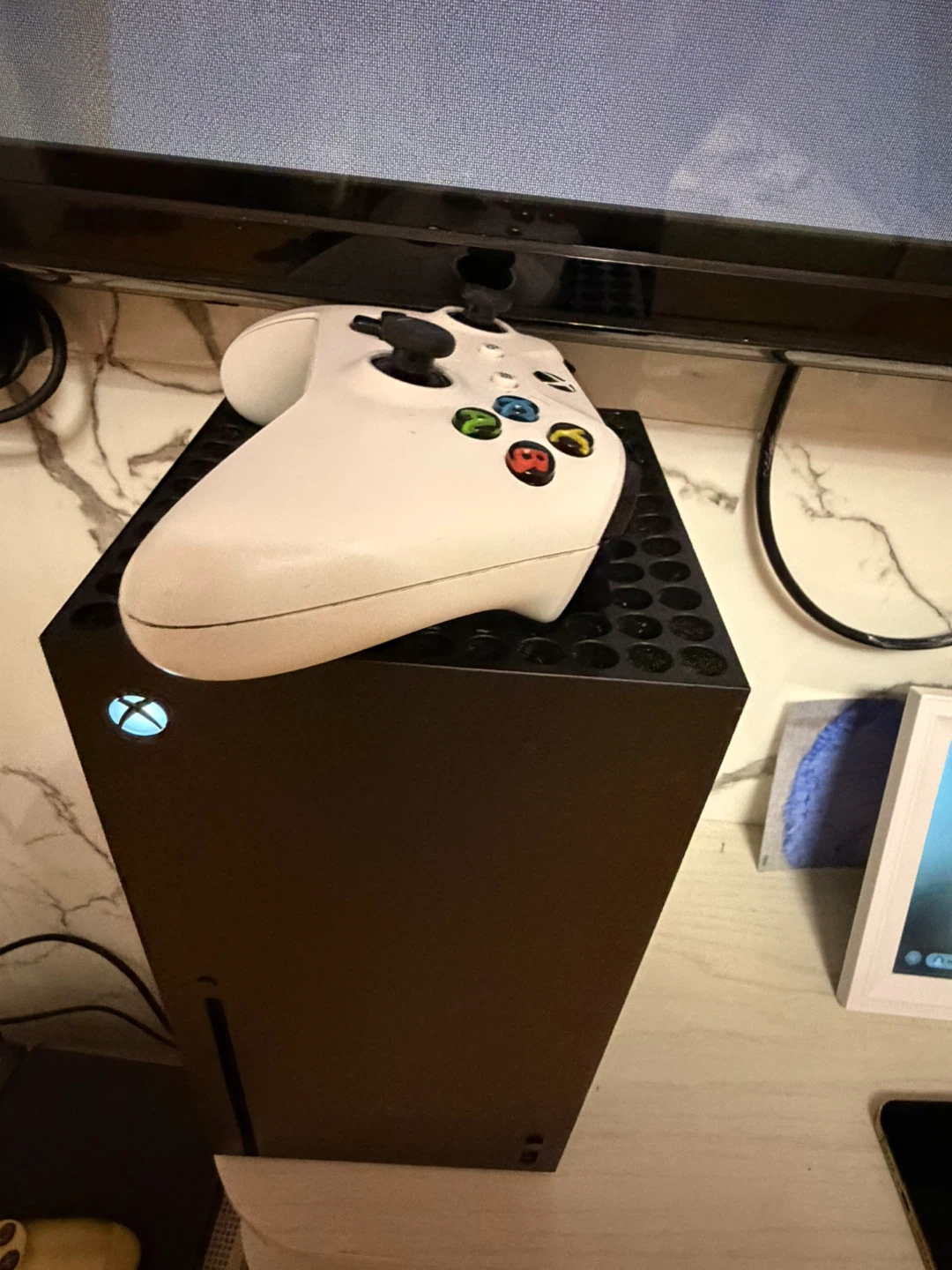 Xbox Series X console with white wireless controller - photo 4