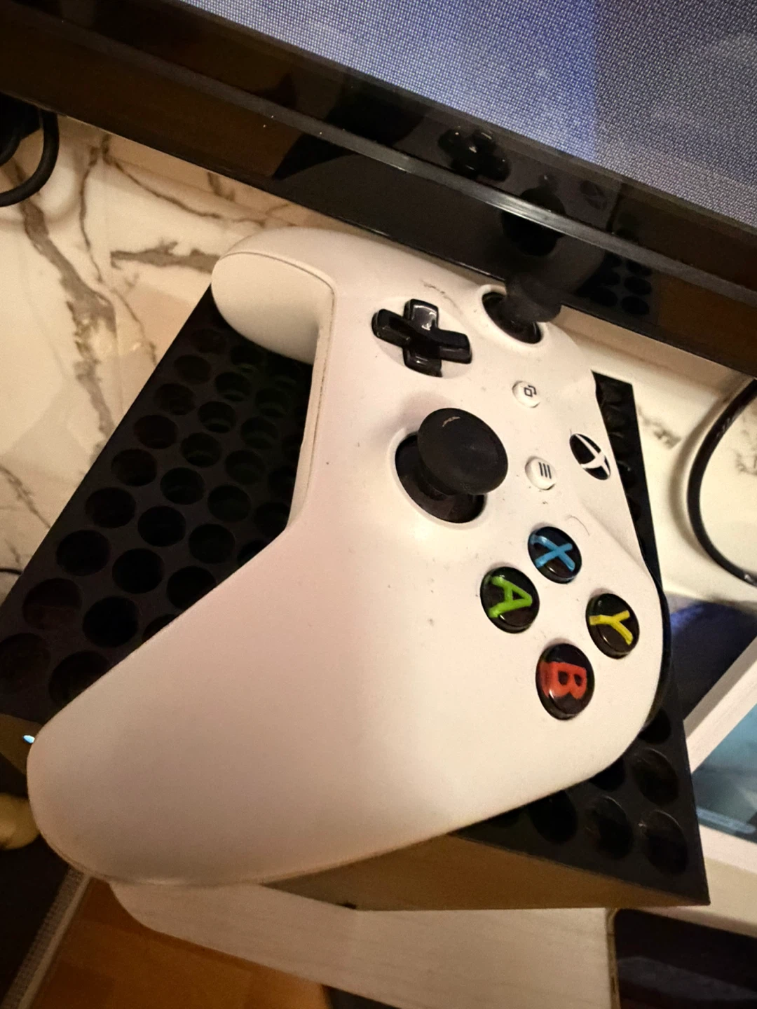Xbox Series X console with white wireless controller - photo 5