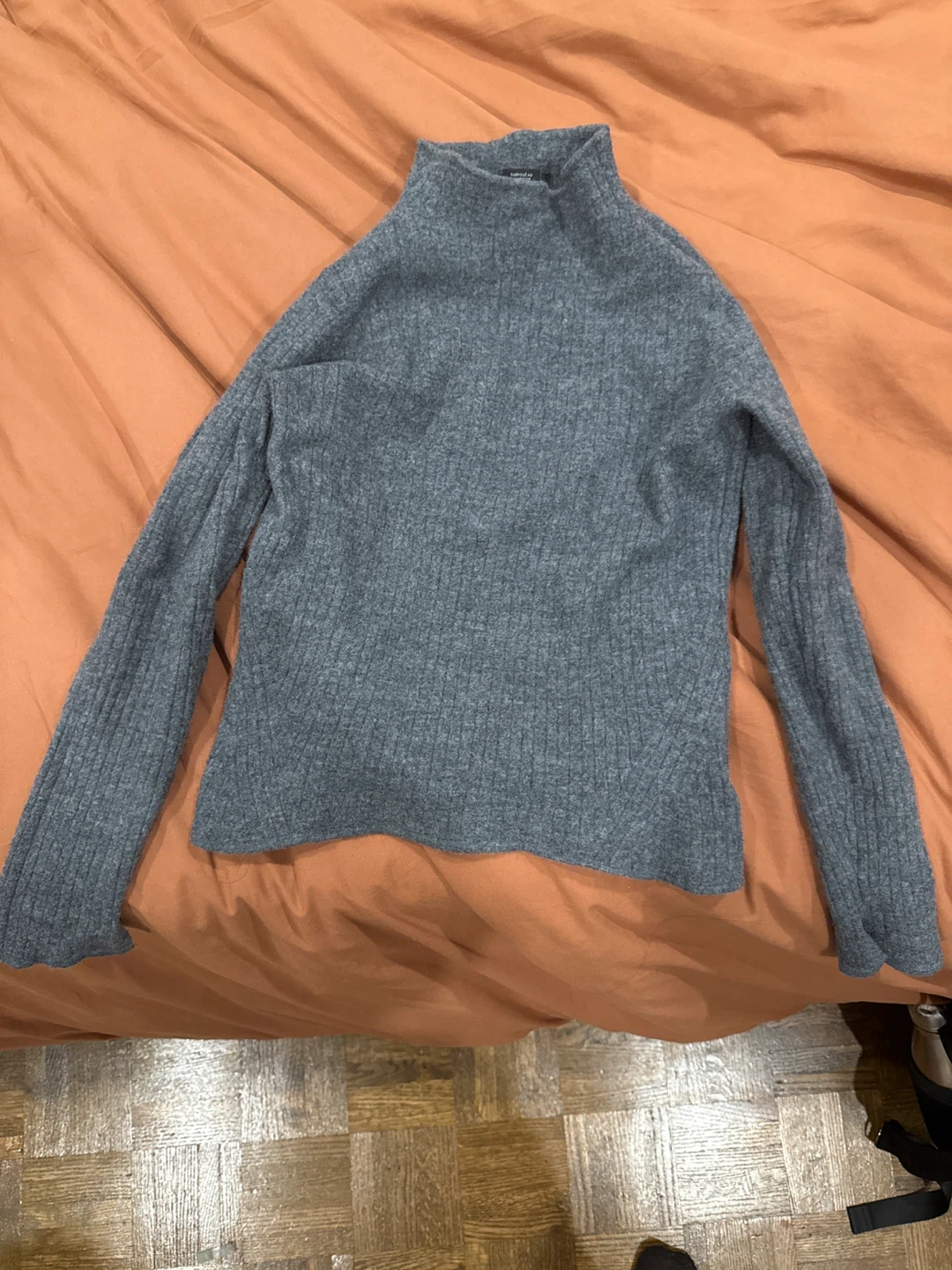 Tahari 100% extra fine merino wool grey ribbed mock neck top