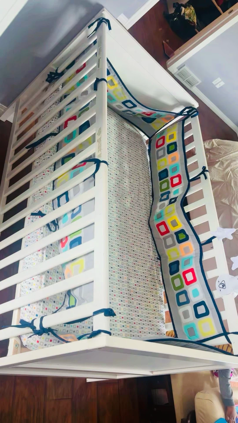 White Wooden Baby Crib with Crib Bumper