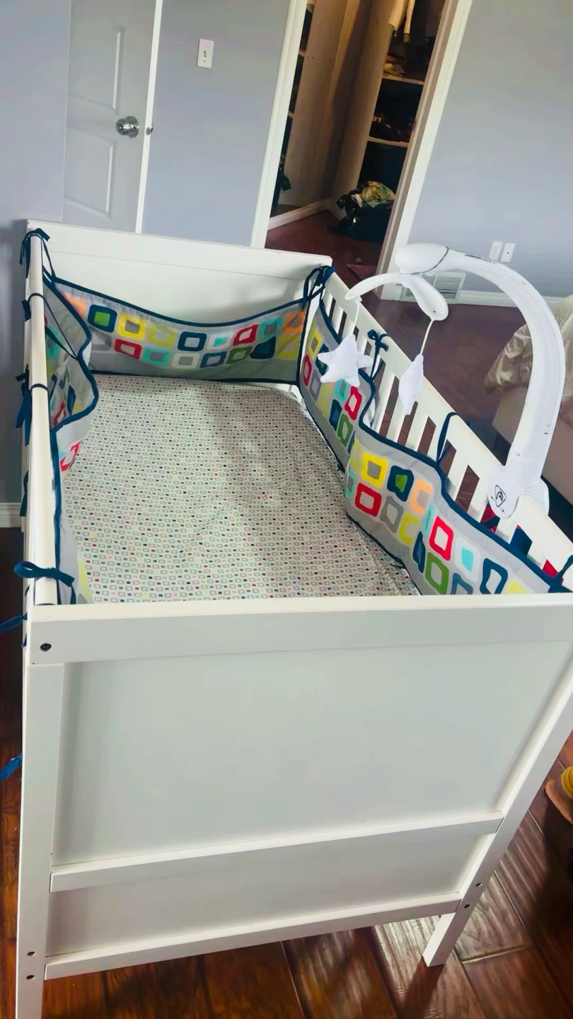 White Wooden Baby Crib with Crib Bumper - photo 2