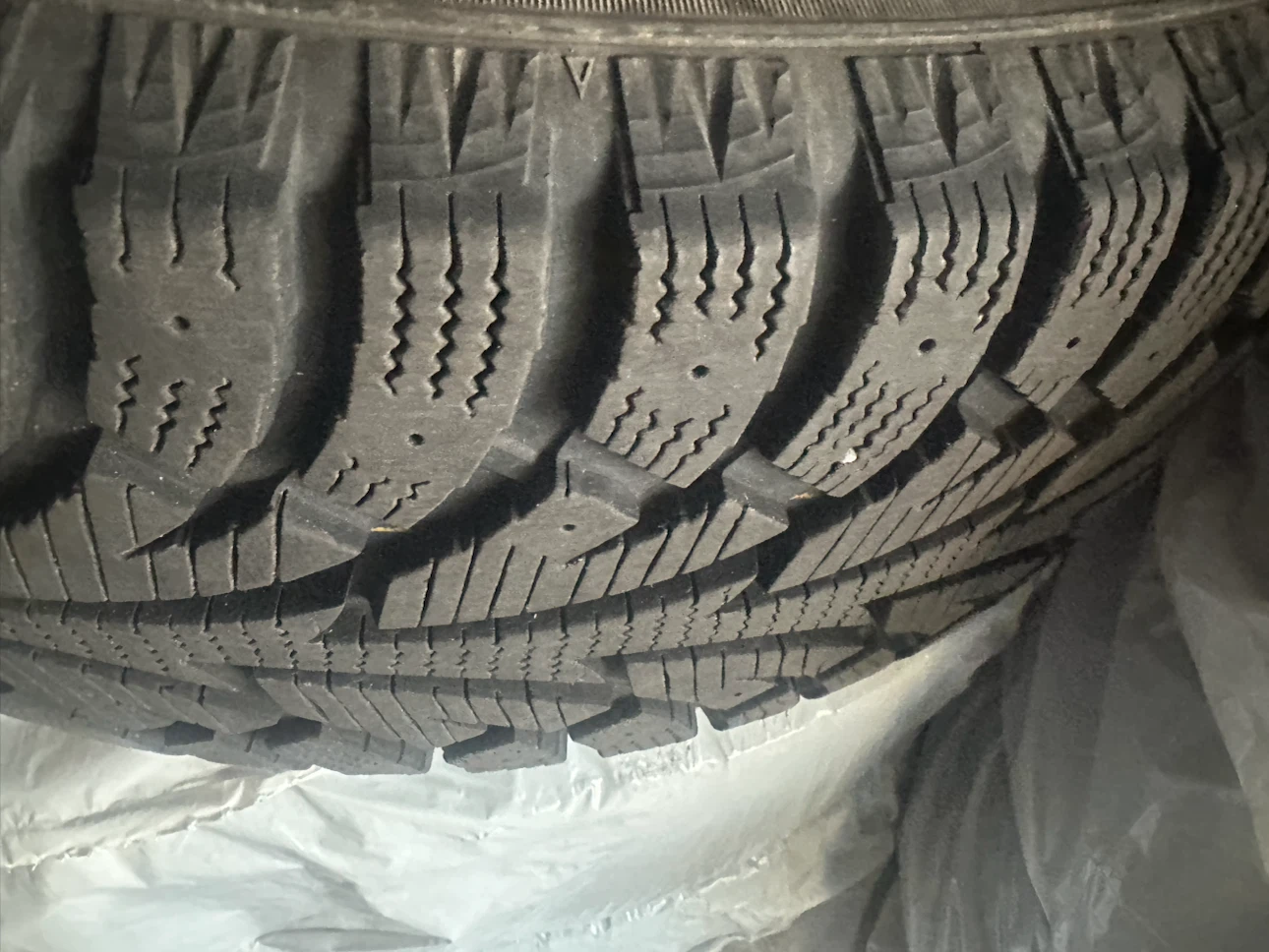 Hankook Winter i*Pike Tires 225/60R17 - photo 2