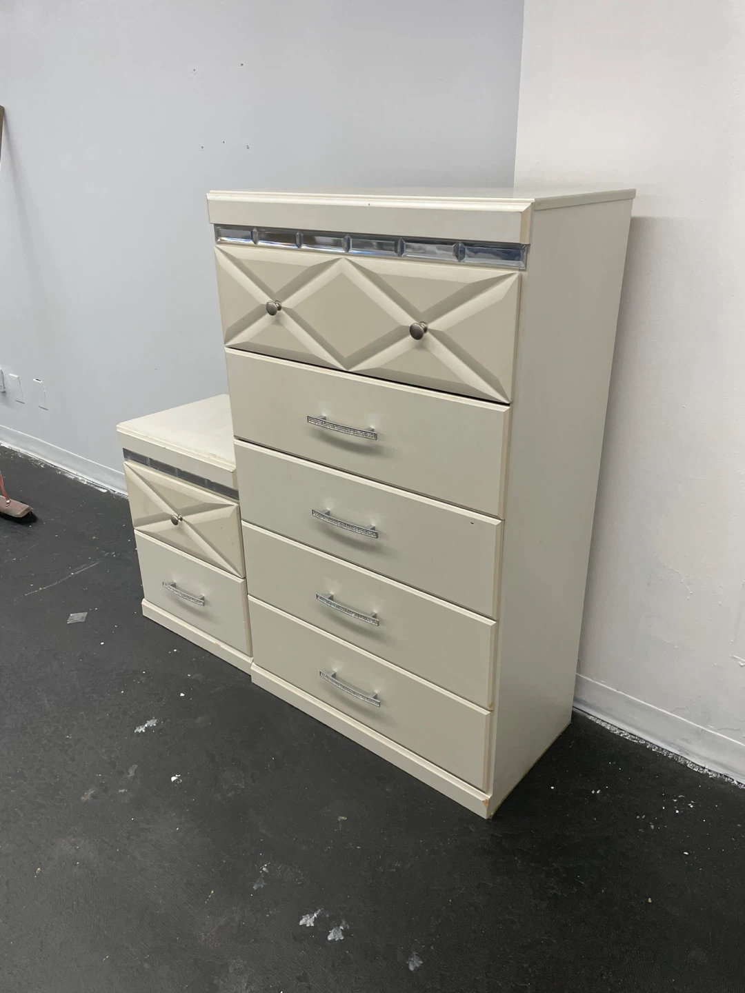 Ashley Furniture Five-Drawer Chest and Nightstand - photo 2