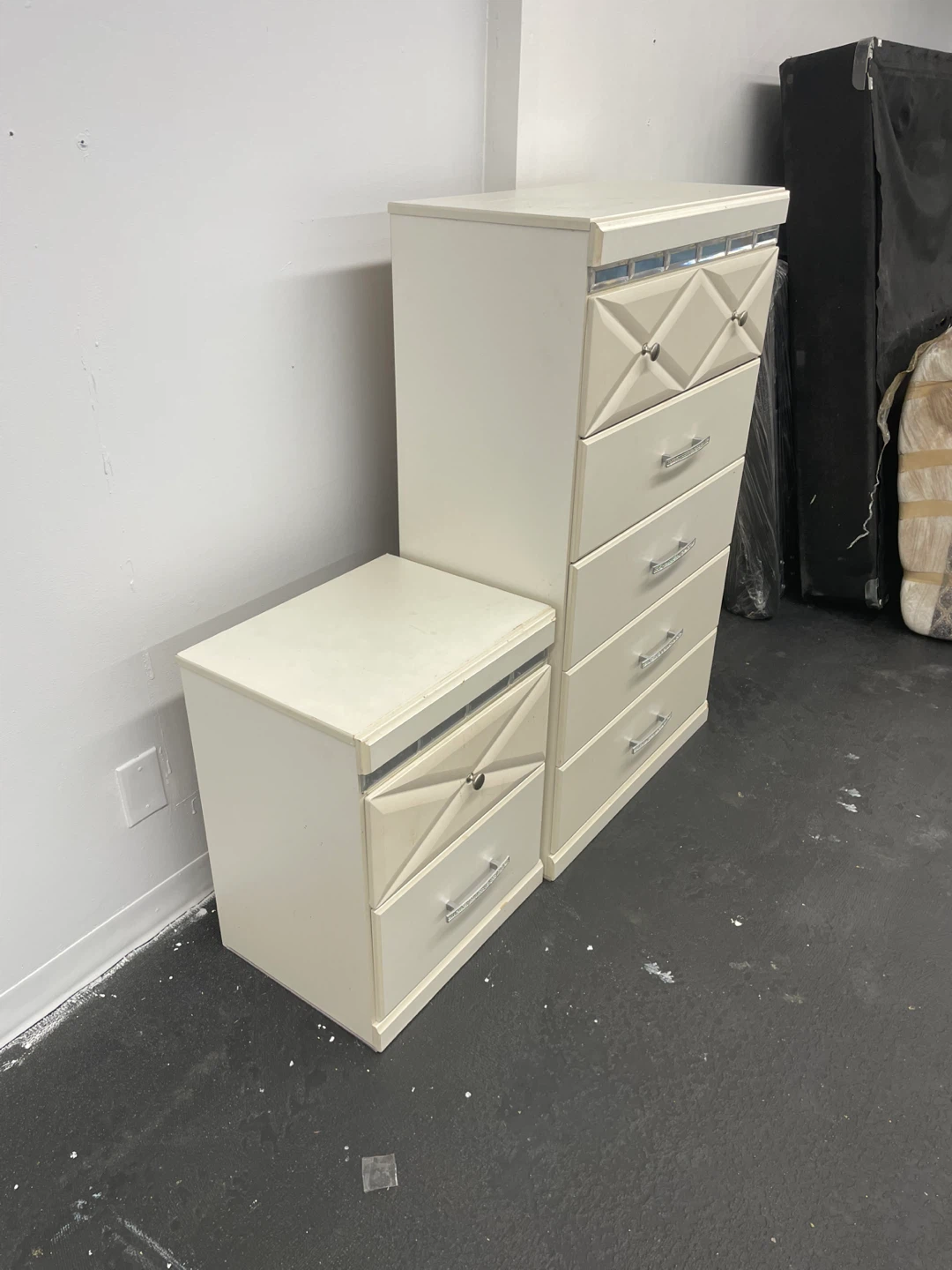 Ashley Furniture Five-Drawer Chest and Nightstand - photo 5