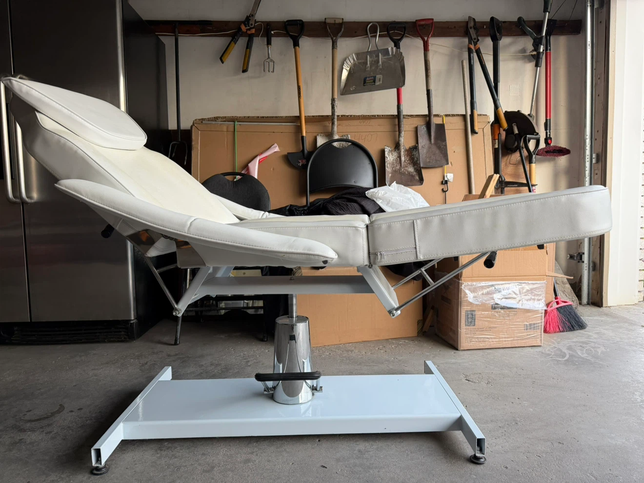 White Adjustable Facial Spa Bed - photo 3