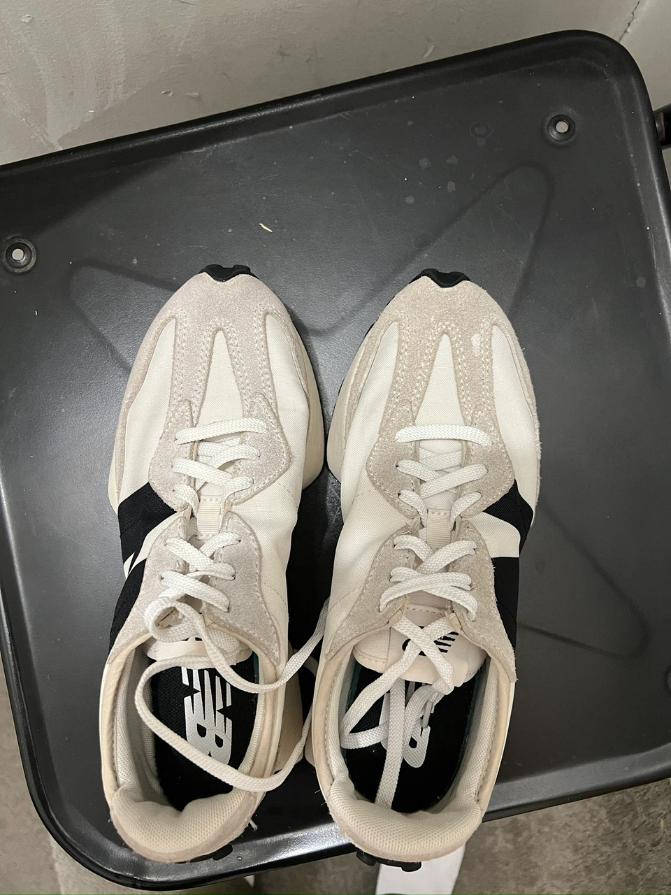 New Balance 327 Sneakers Off-White and Black. Woman 8