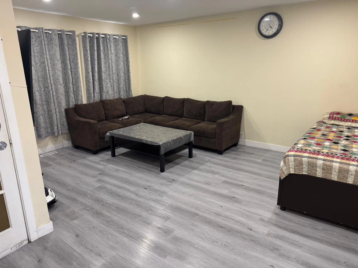 Spacious & Bright 3-Bedroom Main Floor Suite in Falconridge - photo 5