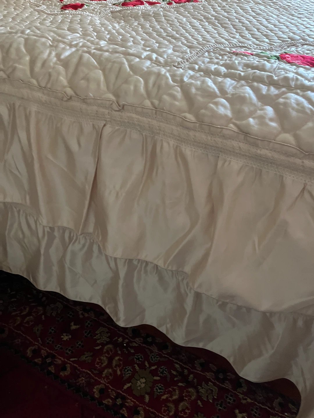 Quilted Bedspread with Rose Embroidery - photo 2