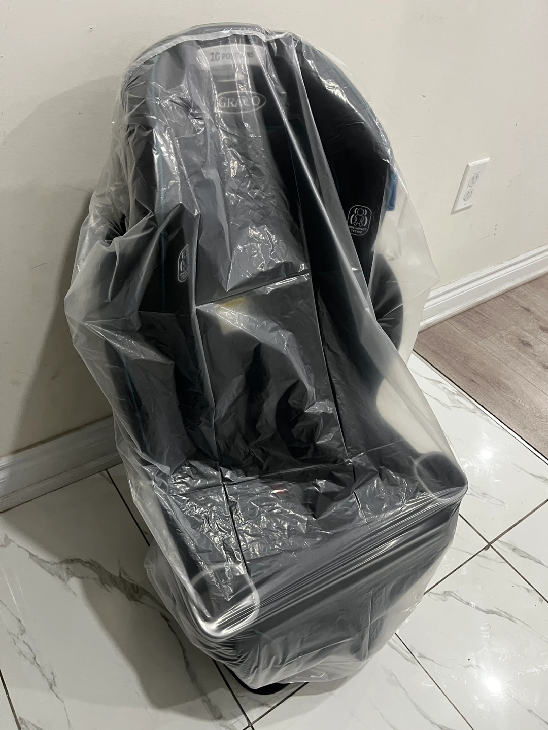Barely used Graco Extend2Fit Car Seat - photo 2