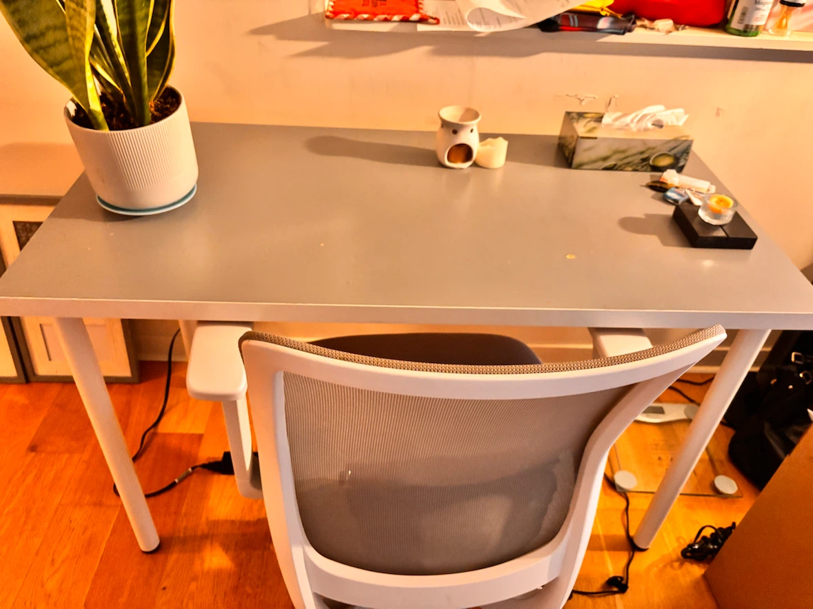 Minimalist white and grey home office desk - photo 2