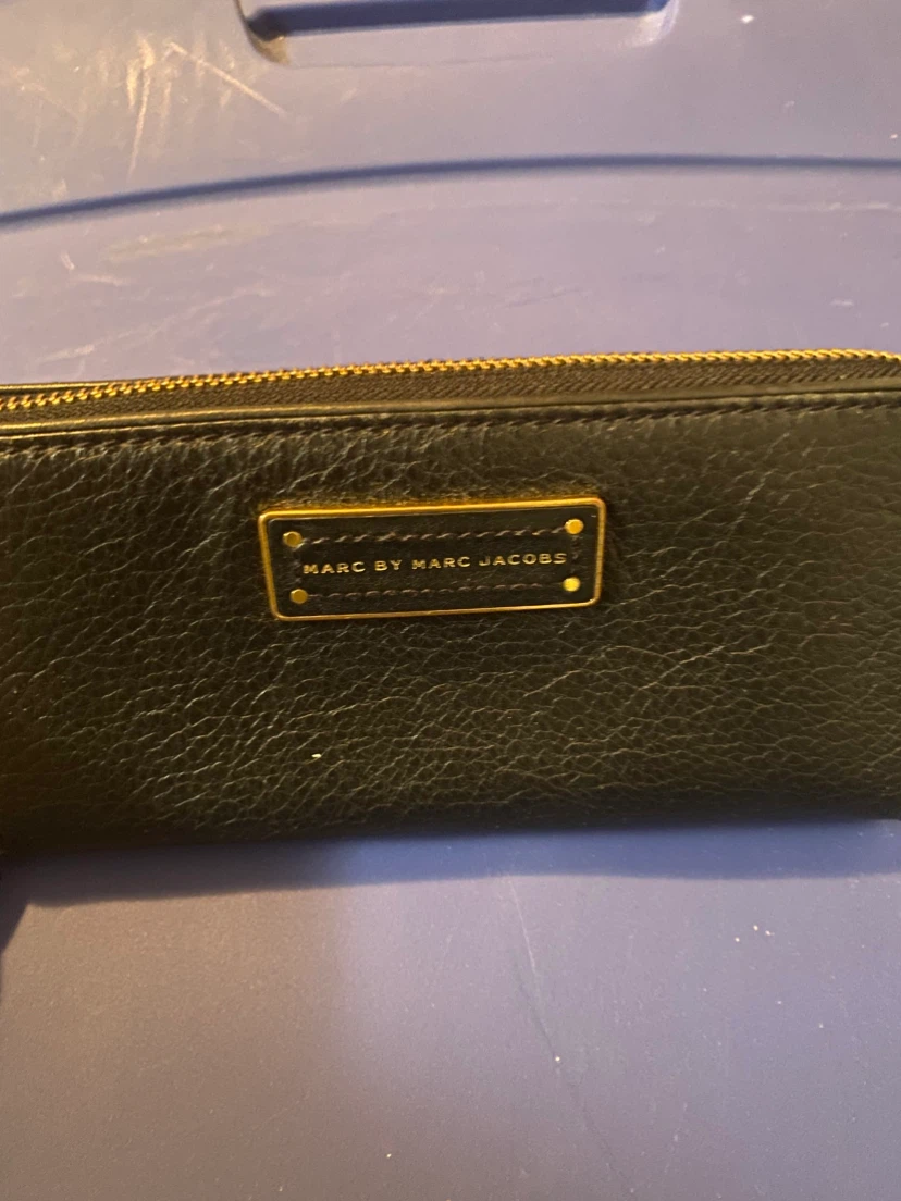 Marc by Marc Jacobs Black Leather Zip Wallet - photo 2
