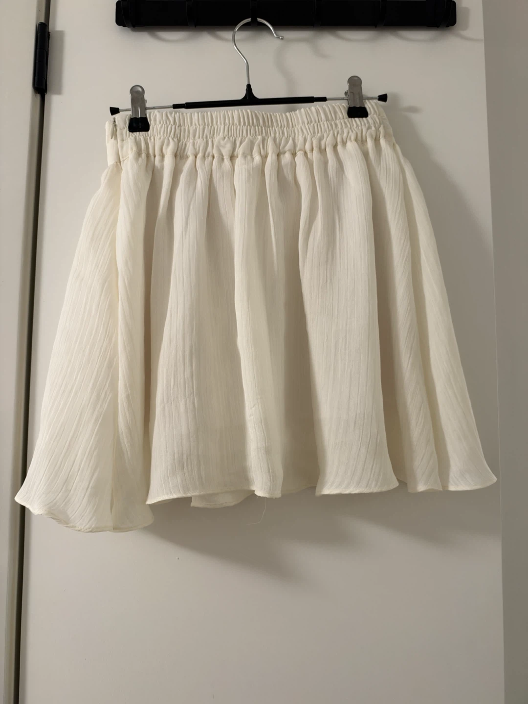 White pleated mini skirt - photo 2