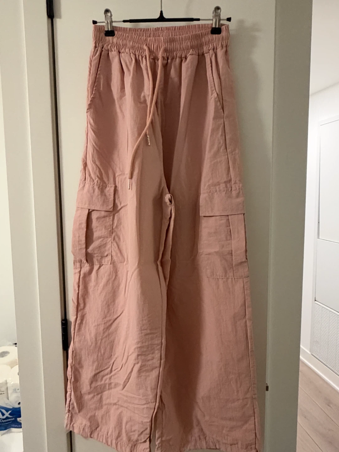 Pink wide-leg cargo pants