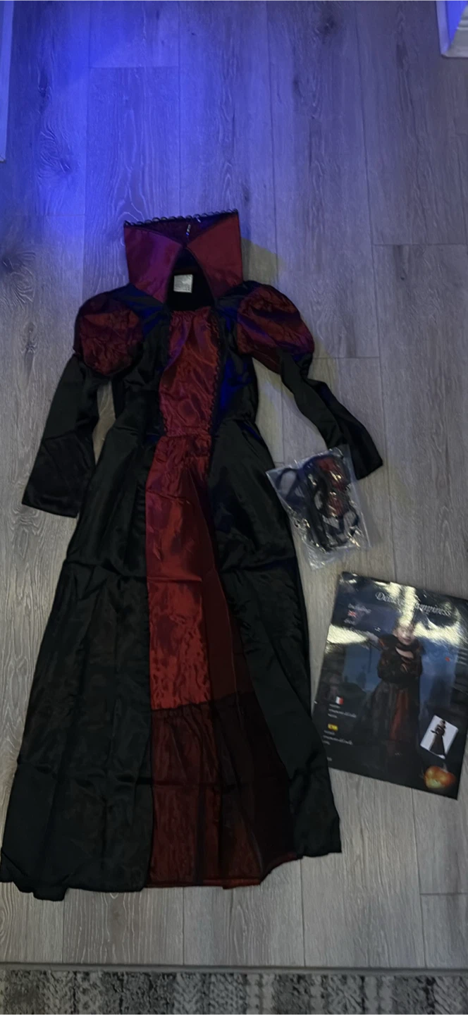 Brand new Deluxe Vampiress Costume