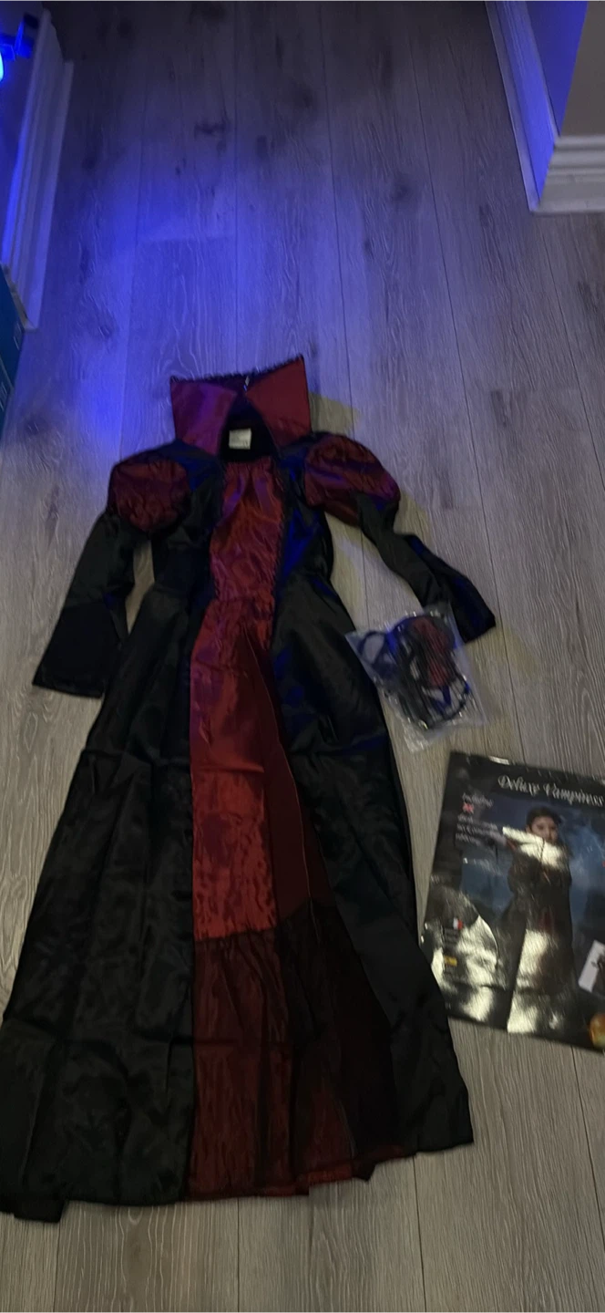 Brand new Deluxe Vampiress Costume - photo 2