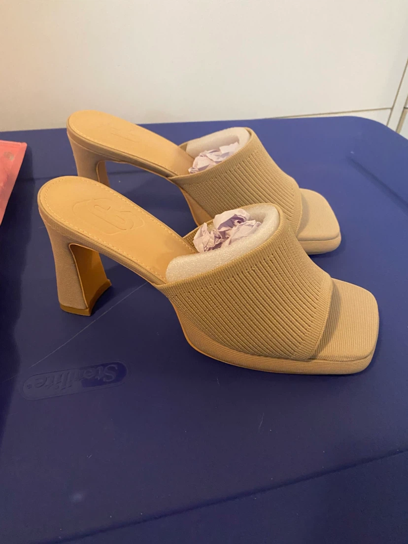 NEW CUCCOO Nude Knit Heeled Mules NEW – Size 8