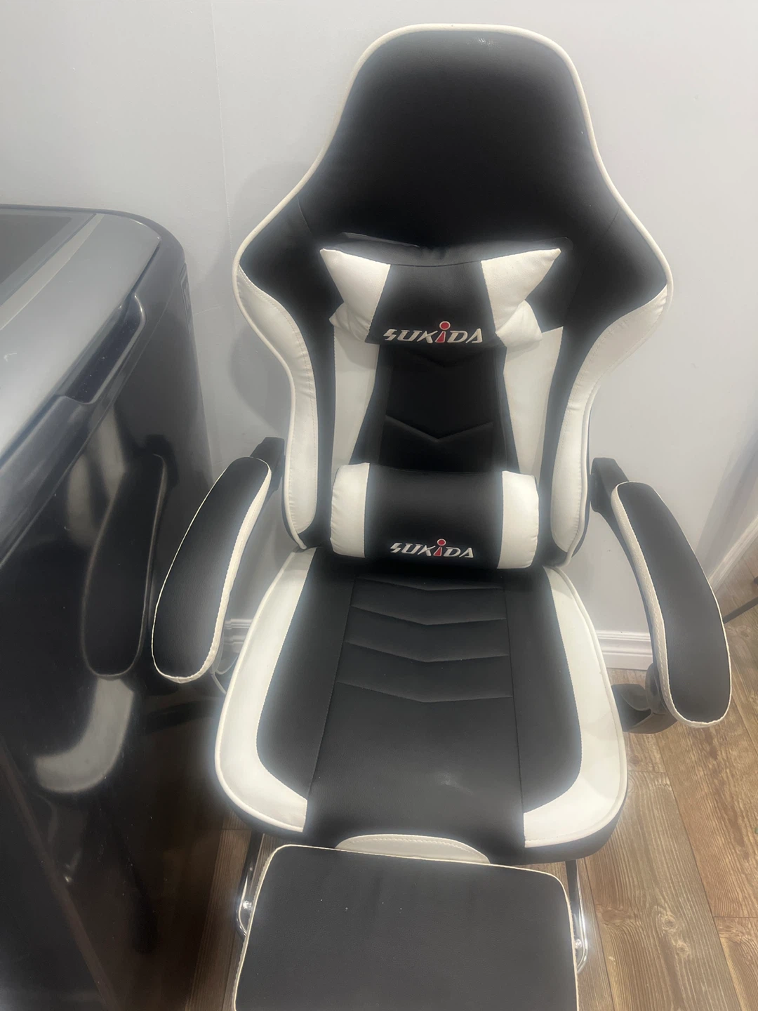 Sukida Gaming Chair Black and White
