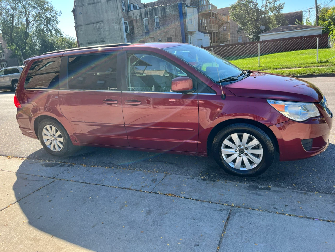 Volkswagen Routan Minivan - photo 2