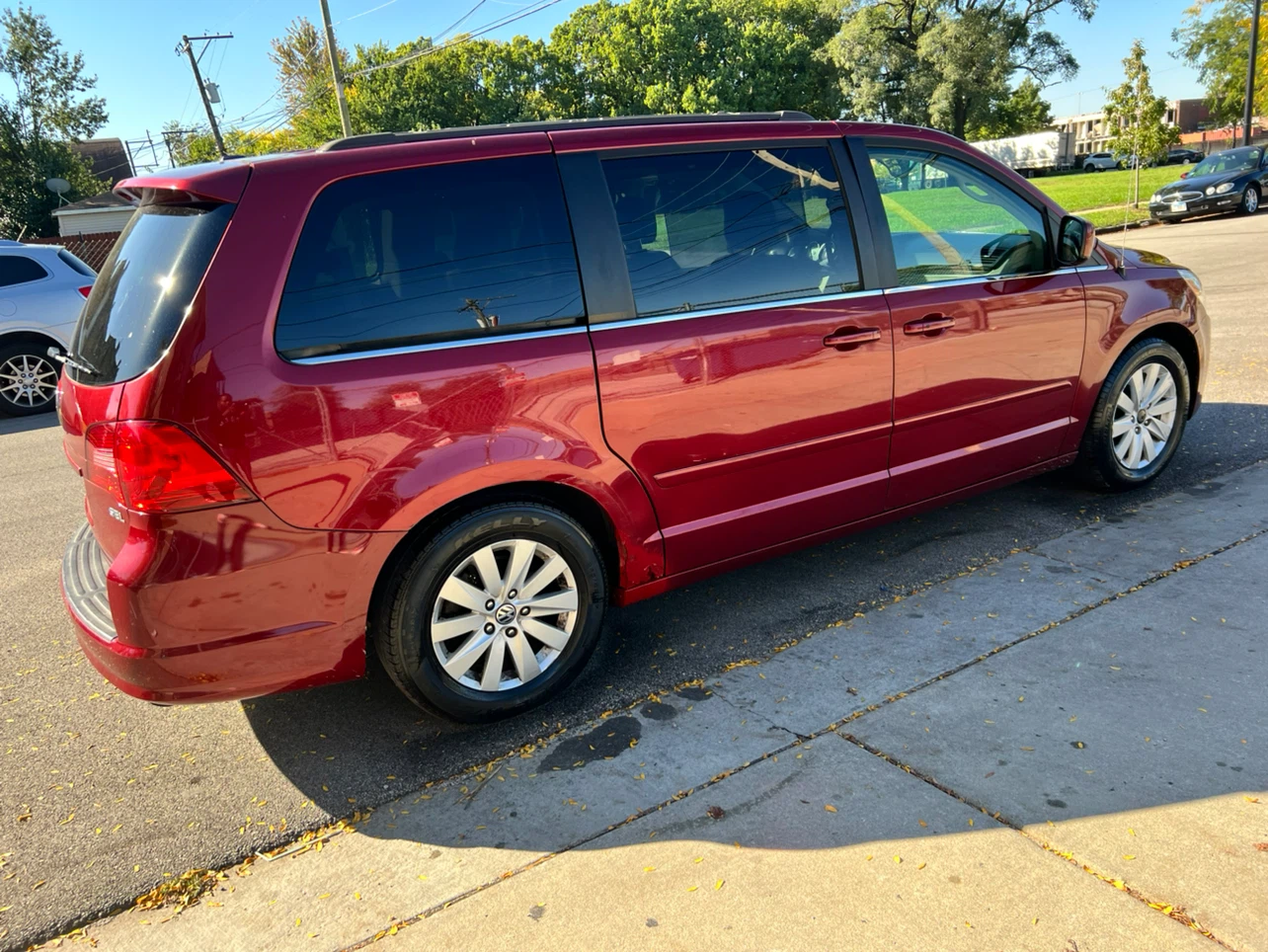 Volkswagen Routan Minivan - photo 3