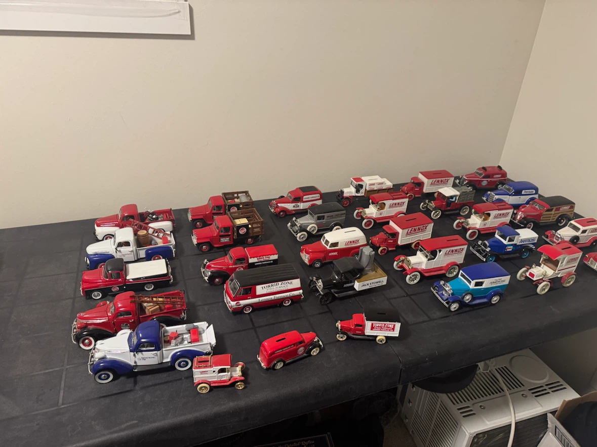 33 Vintage Diecast Cars and Trucks. - photo 2