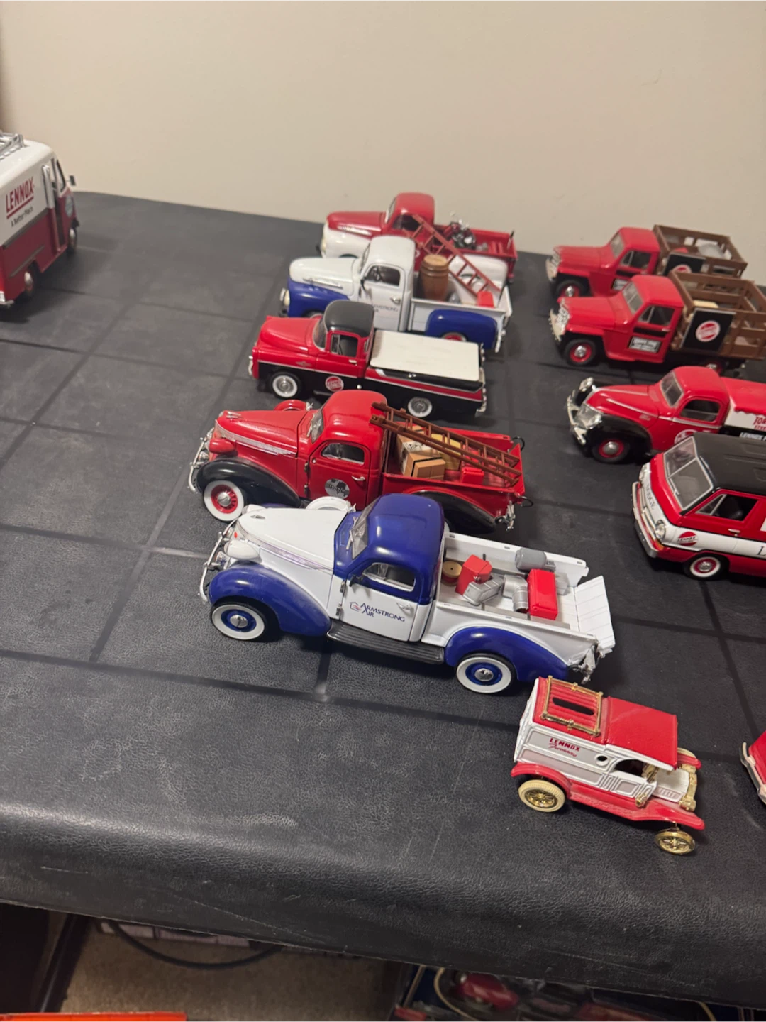33 Vintage Diecast Cars and Trucks. - photo 3