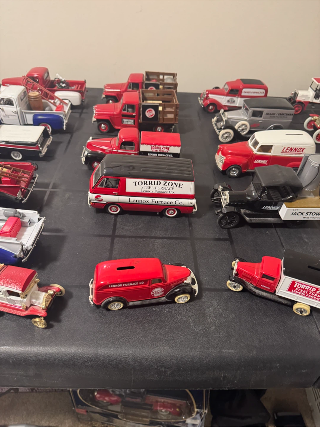 33 Vintage Diecast Cars and Trucks. - photo 4