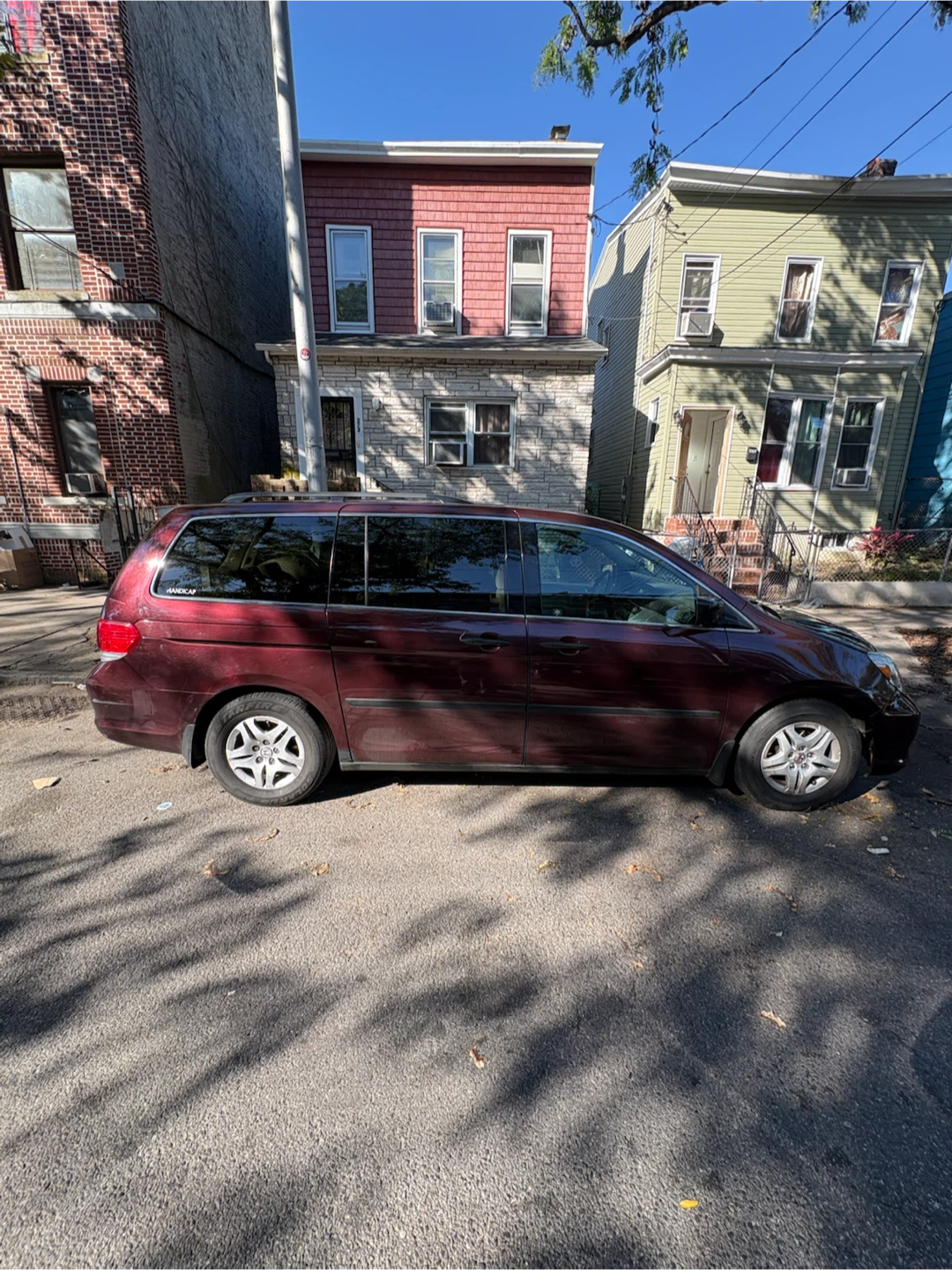 Maroon Honda Odyssey 2010 base model