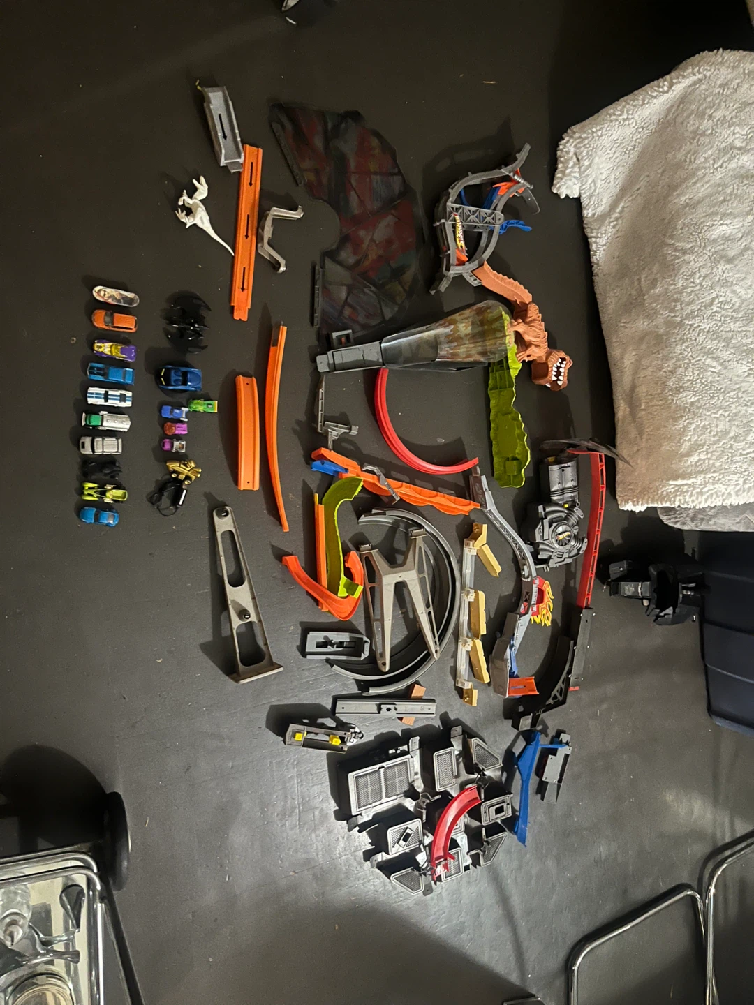 Hot Wheels Jurassic World Track and Car Set