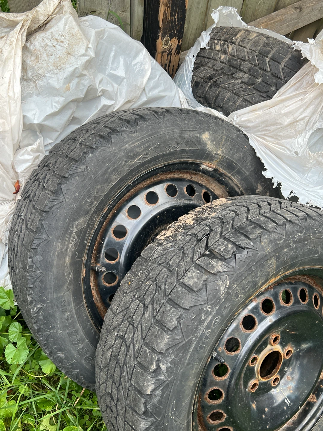 Firestone Winterforce Tires 215/60 R16 on steel rims 5 x 108mm - photo 2