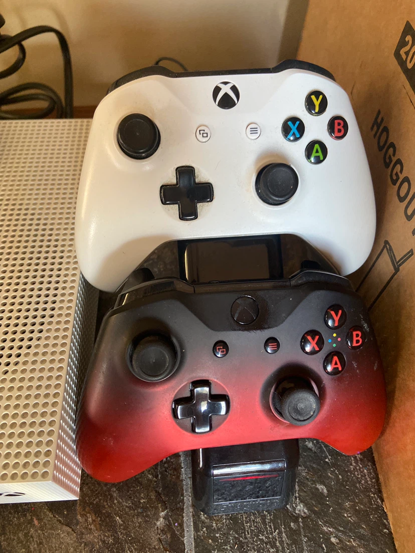 Xbox one with two wireless controllers - photo 2