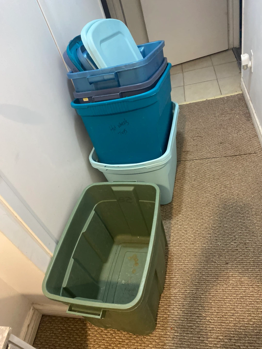 Set of 6 Plastic Storage Totes