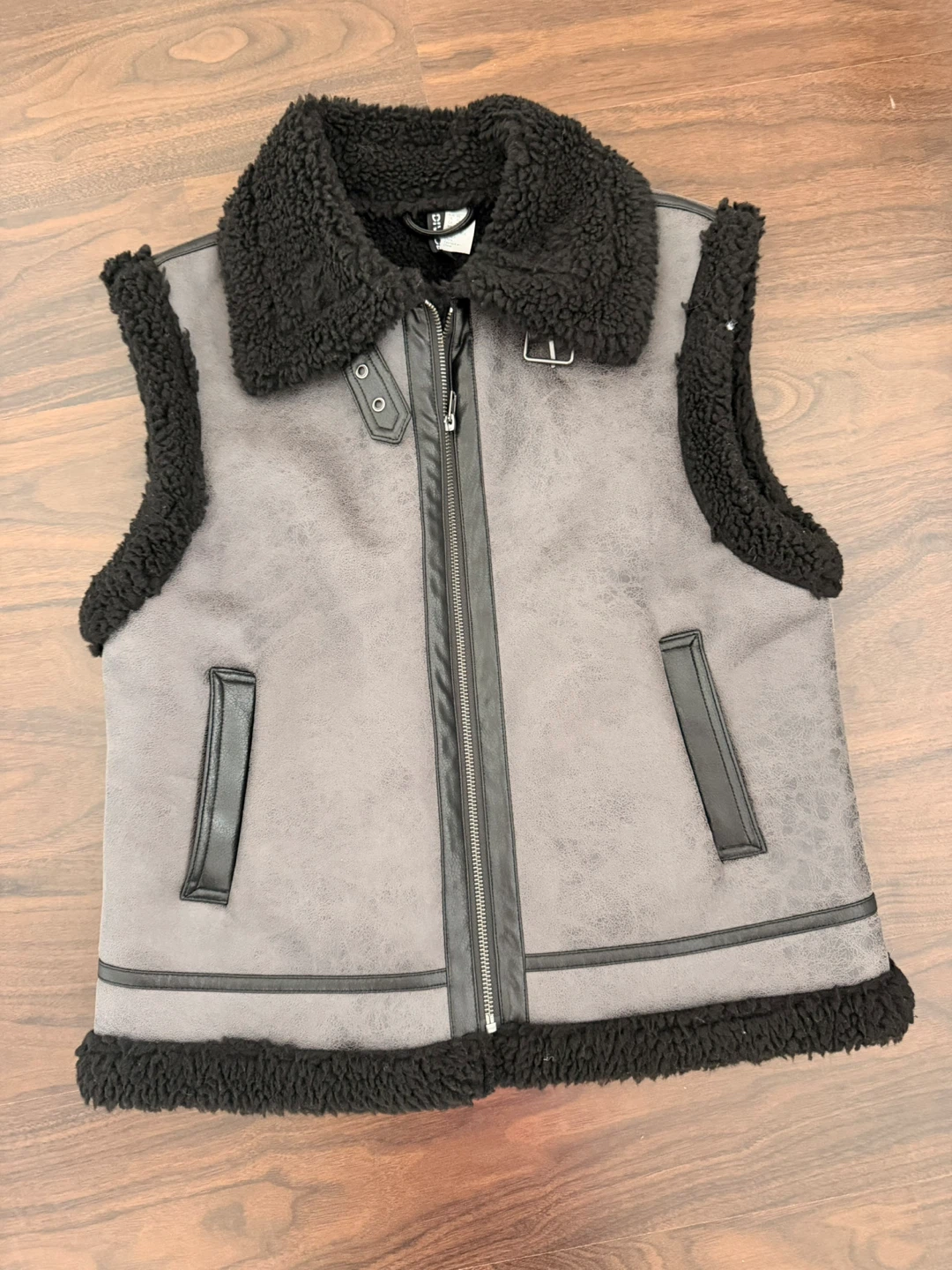 Vest by H&M Faux Suede and Sherpa Vest - photo 4