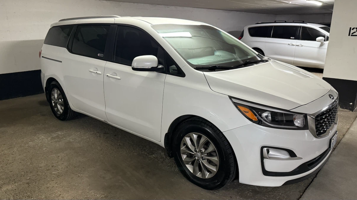 Whit2019 minivan Kia Sedona LX | 8 Passengers