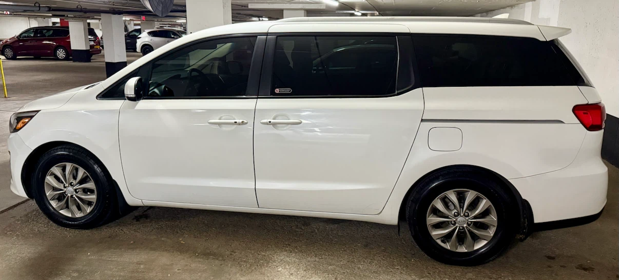 Whit2019 minivan Kia Sedona LX | 8 Passengers - photo 3