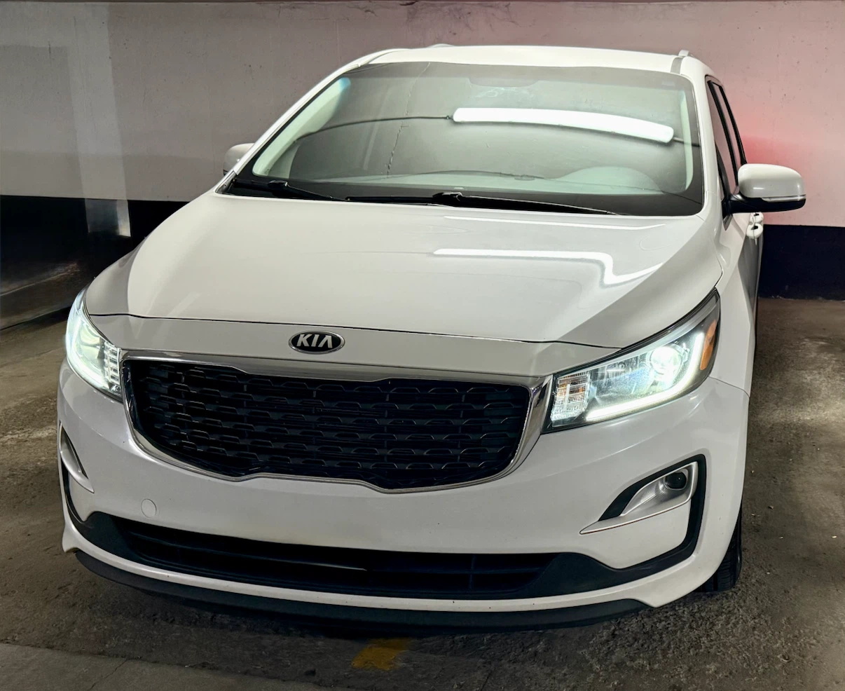 Whit2019 minivan Kia Sedona LX | 8 Passengers - photo 4