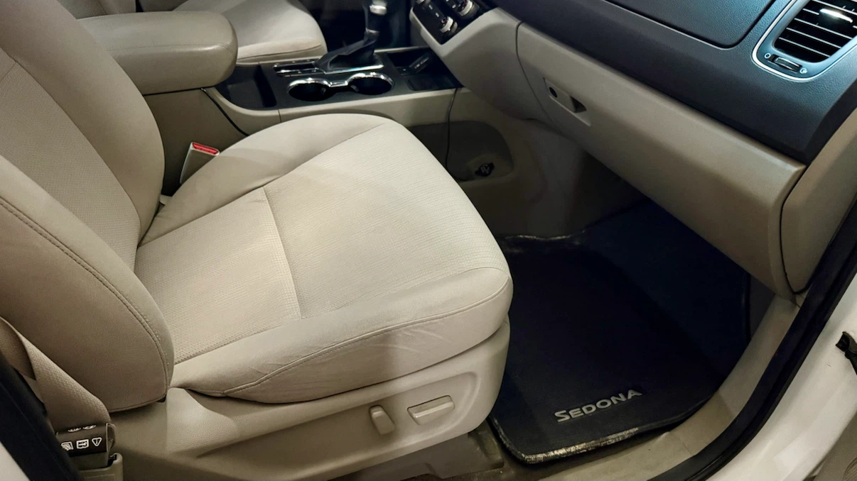 Whit2019 minivan Kia Sedona LX | 8 Passengers - photo 5