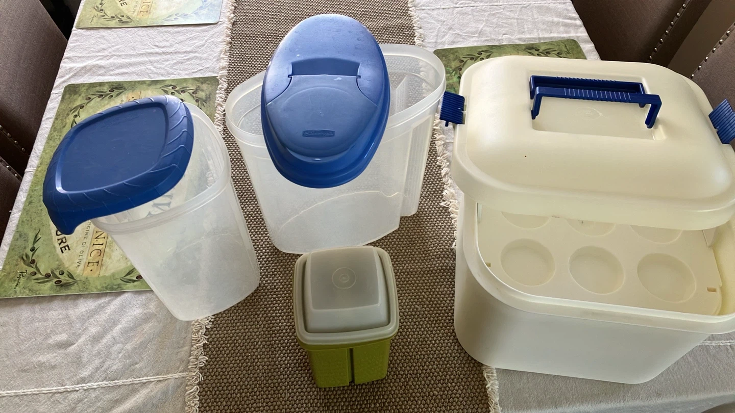 Plastic storage containers