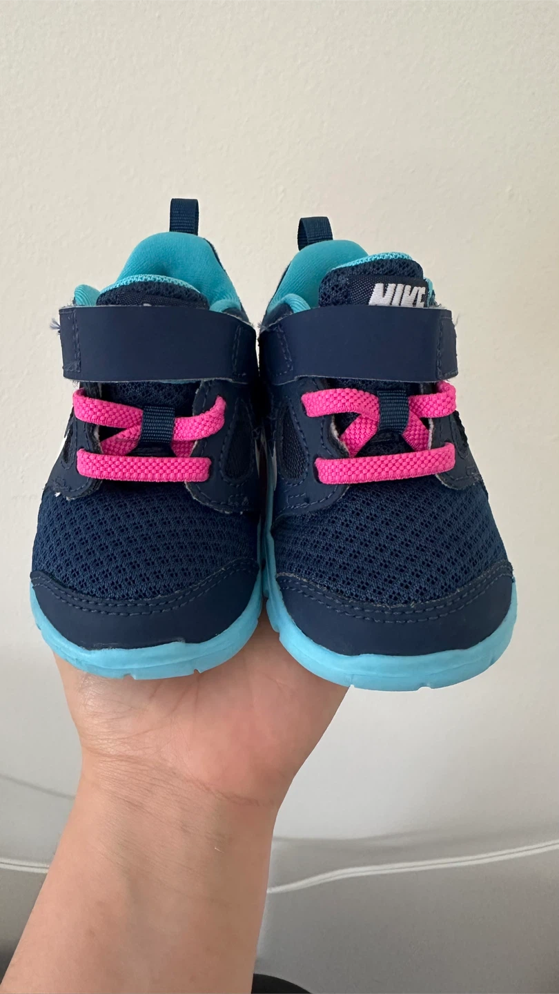 Nike Free toddler running shoes - photo 2
