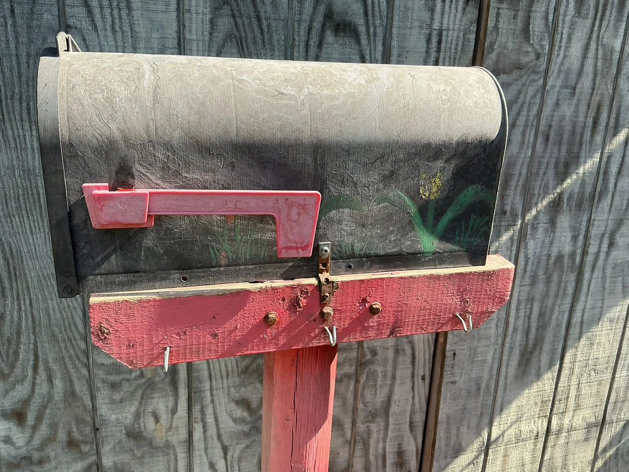 Rare Unique Vintage Farmhouse Mailbox attached to wooden Post ! - photo 2