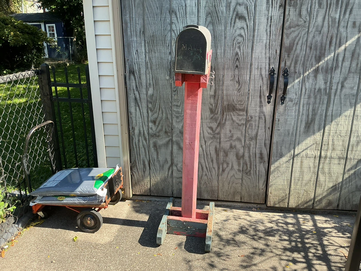 Rare Unique Vintage Farmhouse Mailbox attached to wooden Post ! - photo 3