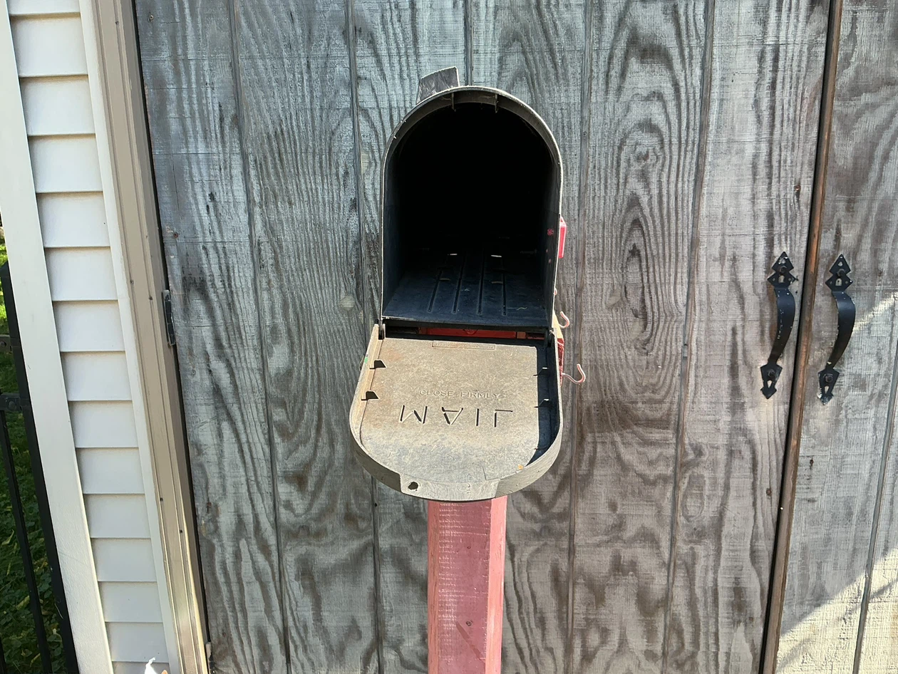 Rare Unique Vintage Farmhouse Mailbox attached to wooden Post ! - photo 4