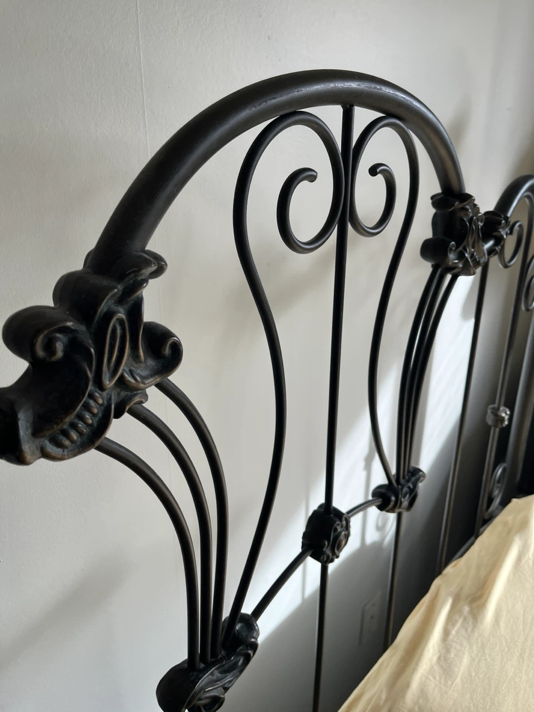 Elegant Vintage Style Metal Bed Frame - photo 2
