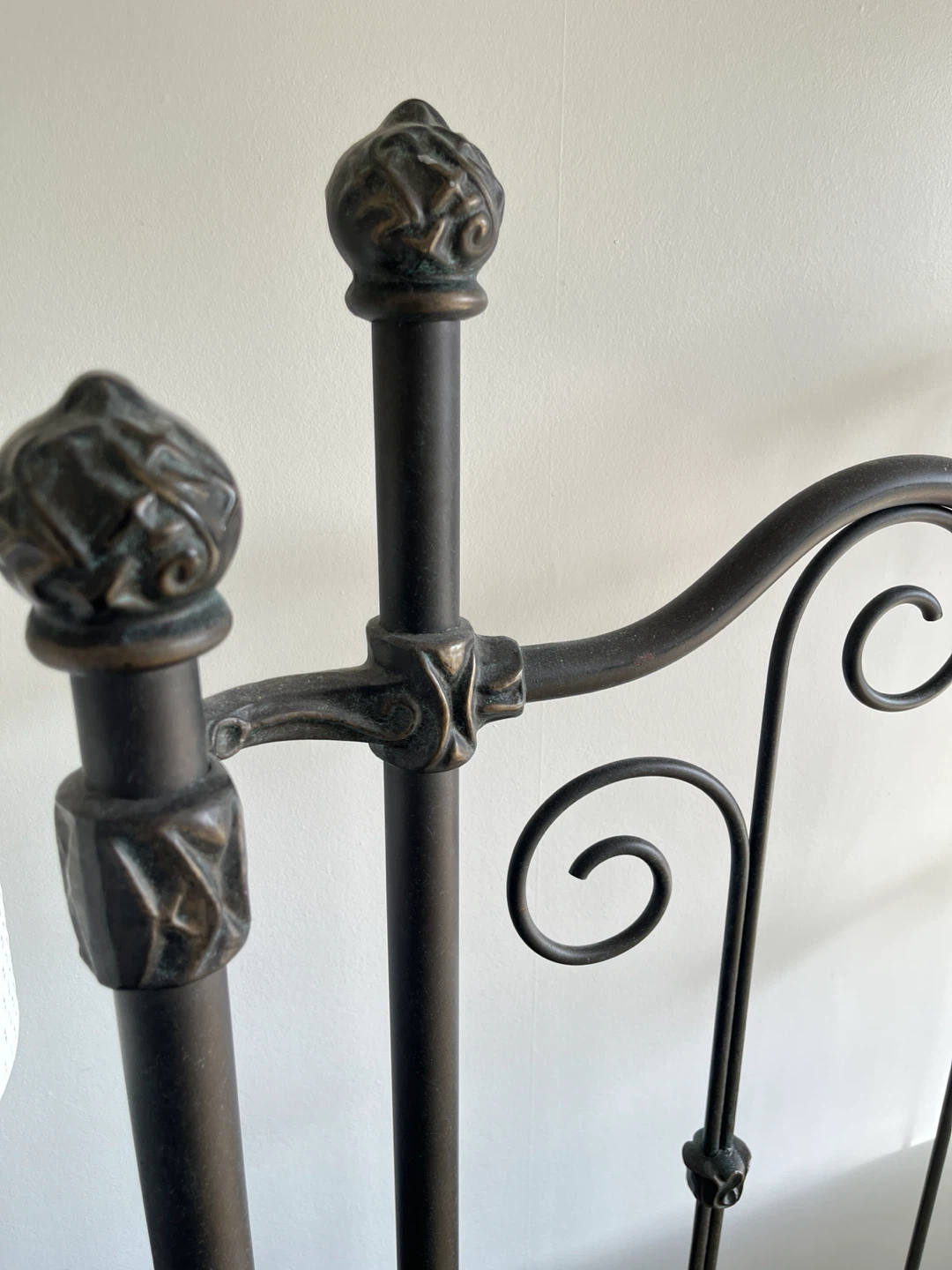 Elegant Vintage Style Metal Bed Frame - photo 4