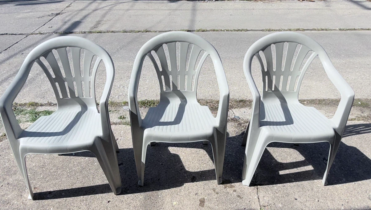 Three light gray plastic patio chairs - photo 2