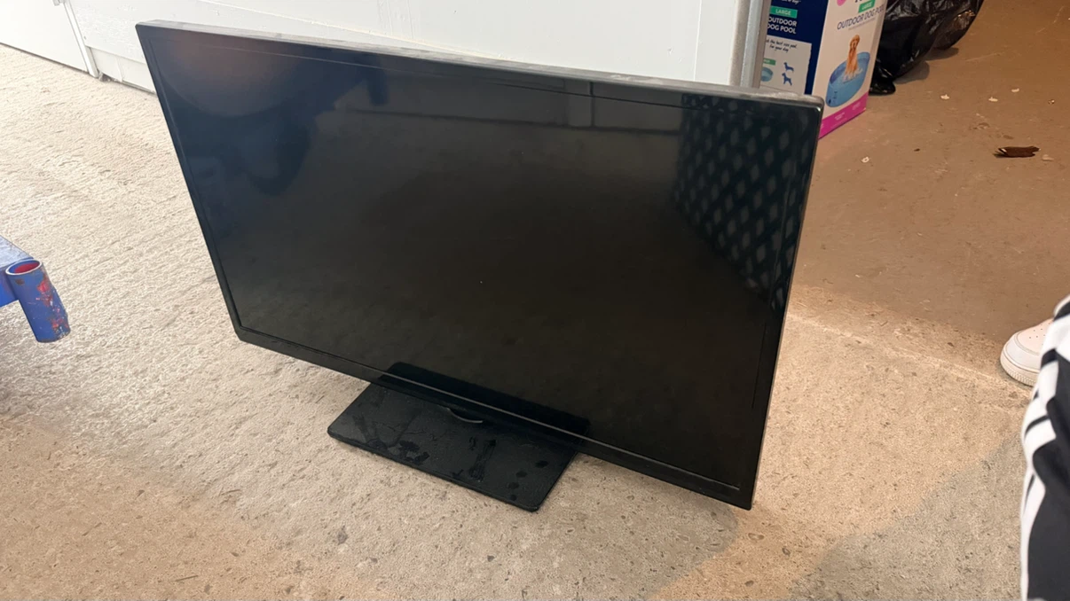 Insignia 32-inch LED TV - photo 2
