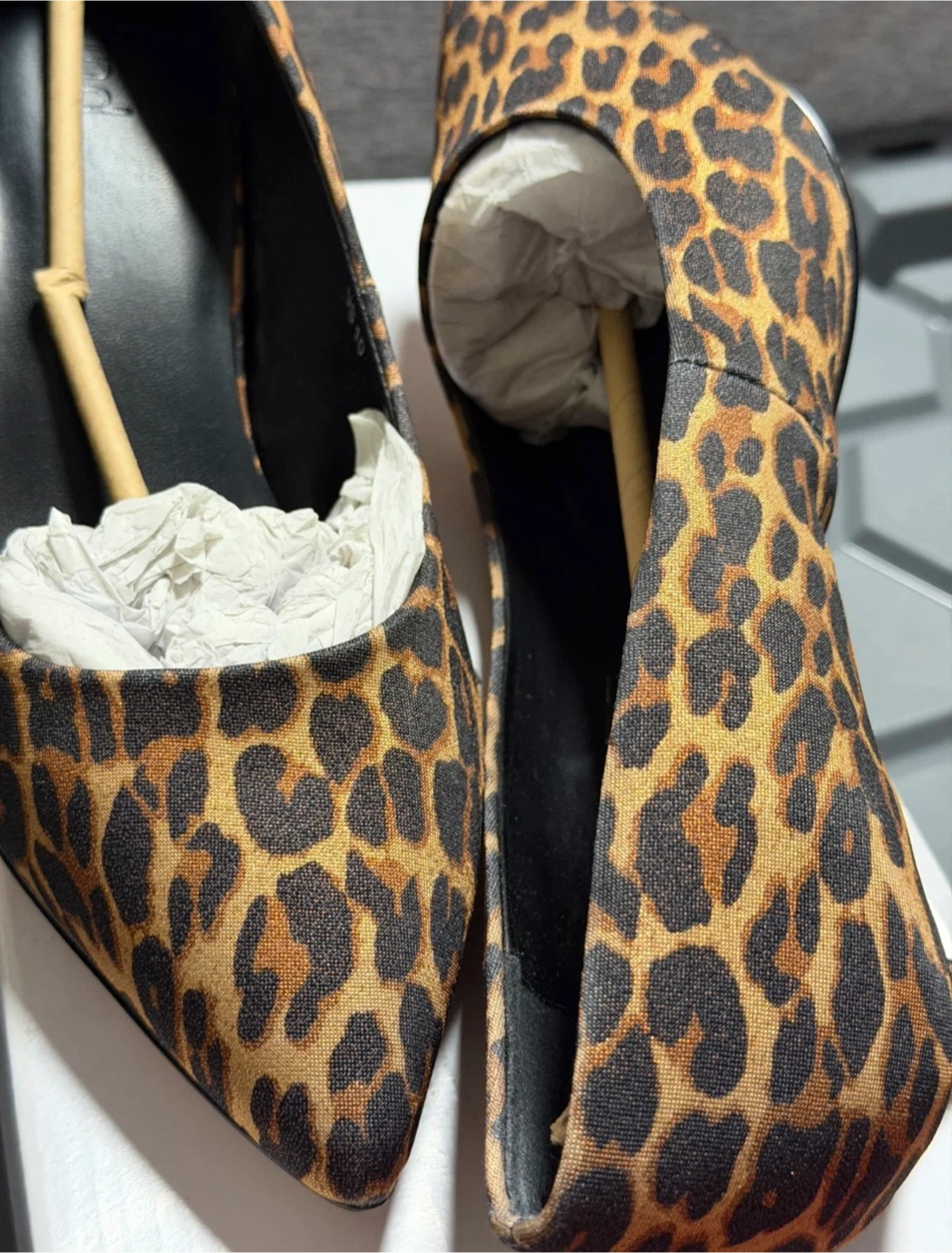 find. Leopard Print Kitten Heels Size 10 - photo 4