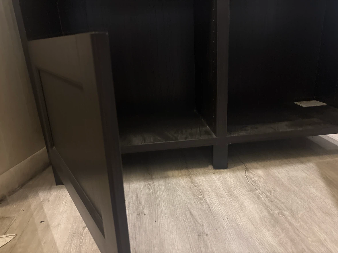 Tv stand one leg needs to be tightened and 1 door loose - photo 2