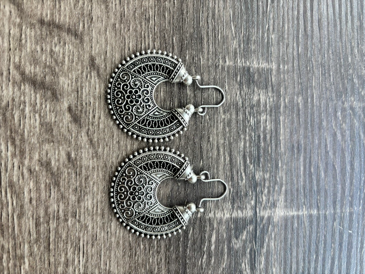 Silver-tone filigree crescent hoop earrings - photo 2