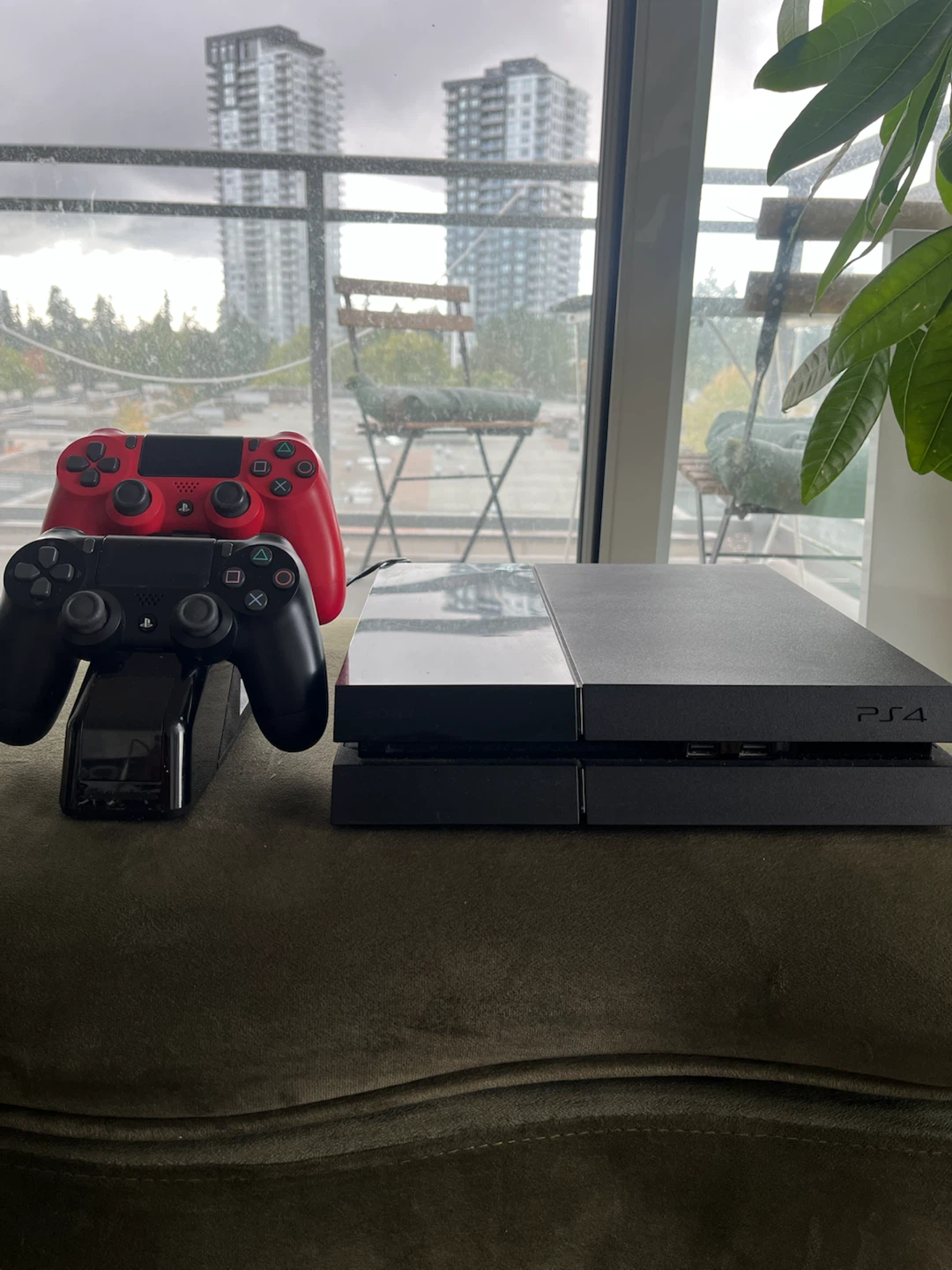 PlayStation4 Console Bundle w/ 2 Controllers and 11 Games