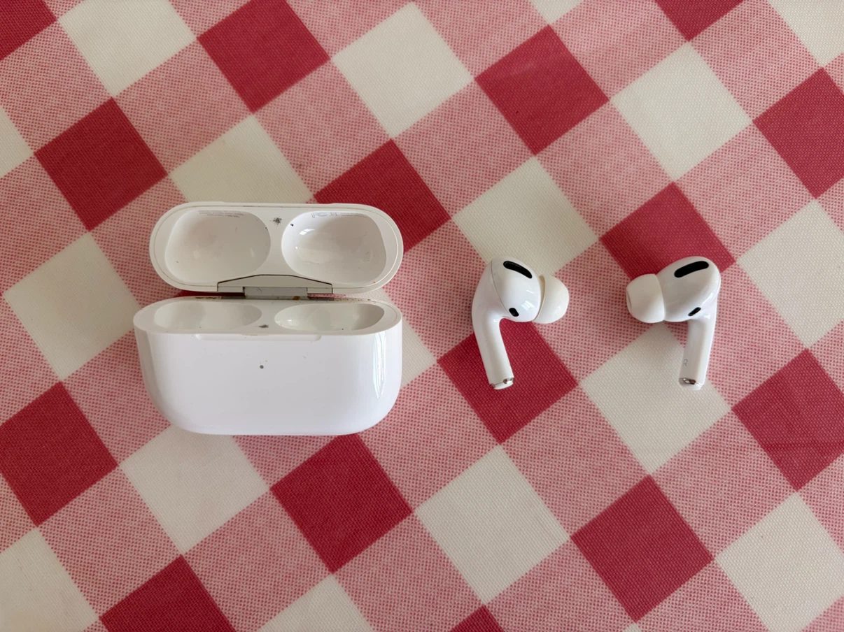 Apple AirPods Pro (Gen 1) with charging case and box - photo 2